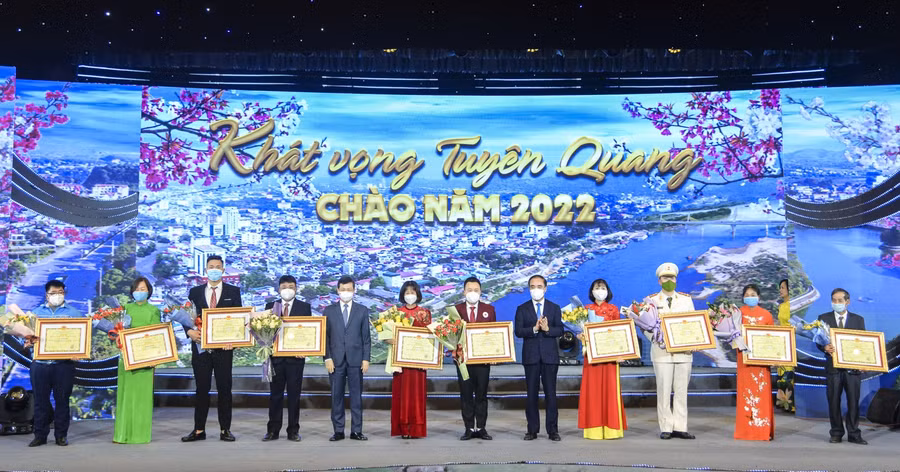 Cô Lê Thị Thu Hiền (thứ 4 từ phải sang) trong Lễ vinh danh công dân tiêu biểu tỉnh Tuyên Quang.