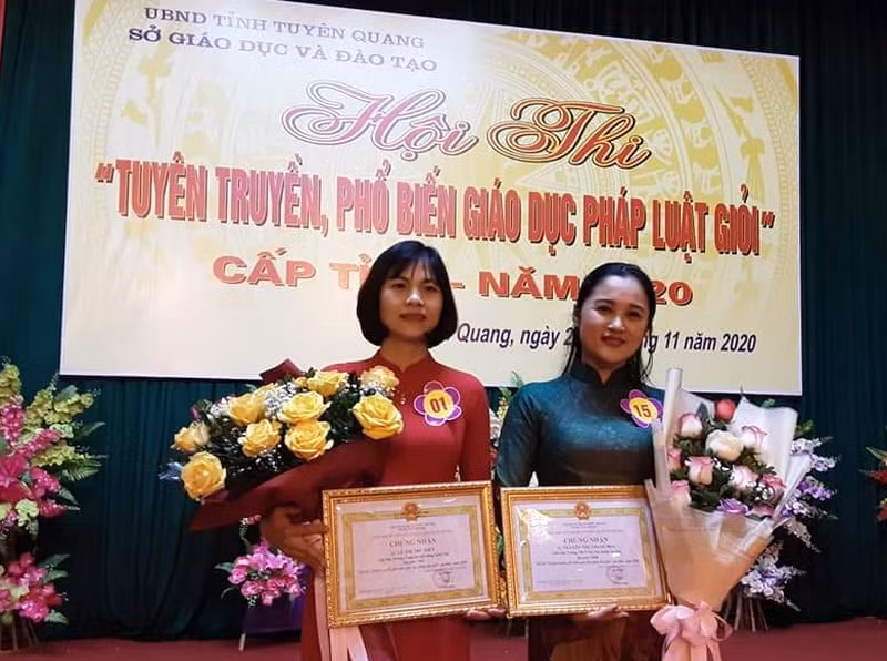 Cô Lê Thị Thu Hiền (bên trái) còn được mệnh danh là "cây giải thưởng".