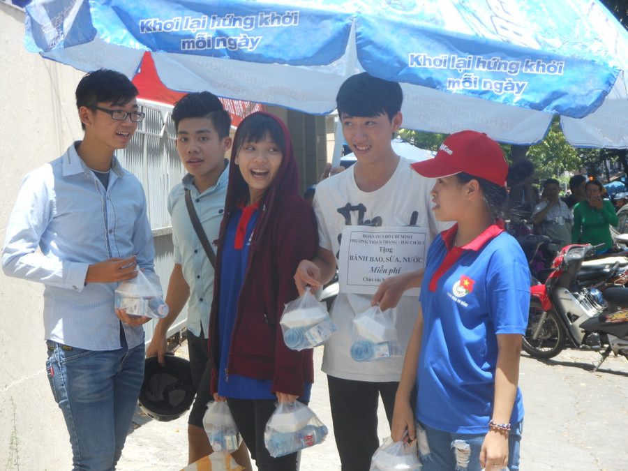 Tình nguyện viên tặng bánh bao, nước và sữa miễn phí cho thí sinh và người nhà tại điểm thi trường THPT Phan Châu Trinh. Tình nguyện viên tặng bánh bao, nước và sữa miễn phí cho thí sinh và người nhà tại điểm thi trường THPT Phan Châu Trinh.