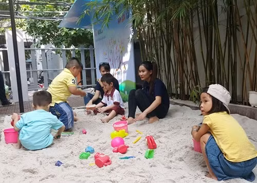 Những trò chơi tương tác ngoài trời giúp trẻ phát triển các giác quan. Ảnh: TT.