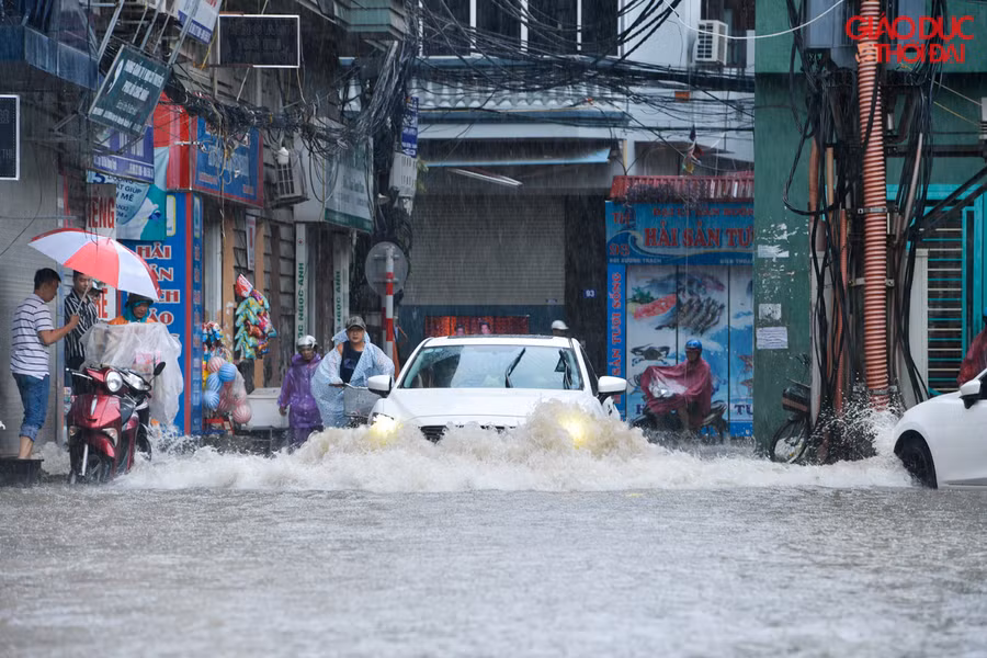 Hà Nội: Nơi mưa nhỏ, nơi ngập úng sâu 50-60cm