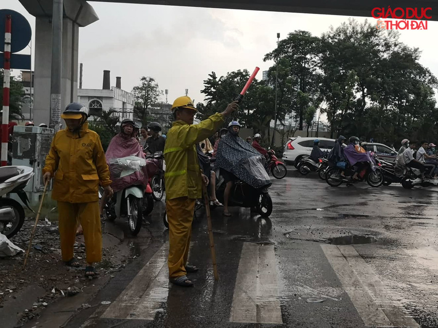 Tại phố Vũ Trọng Phụng, nước mưa có chỗ ngập sâu khoảng nửa m, nhiều công nhân của công ty cấp thoát nước đã được huy động ra để cảnh báo cho các phương tiện khi vào vùng nước sâu