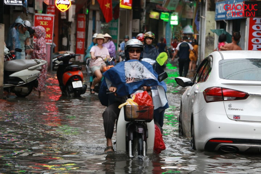 Mưa lớn và ngập đúng giờ tan tầm nên ảnh hưởng không nhỏ đến sinh hoạt của người dân