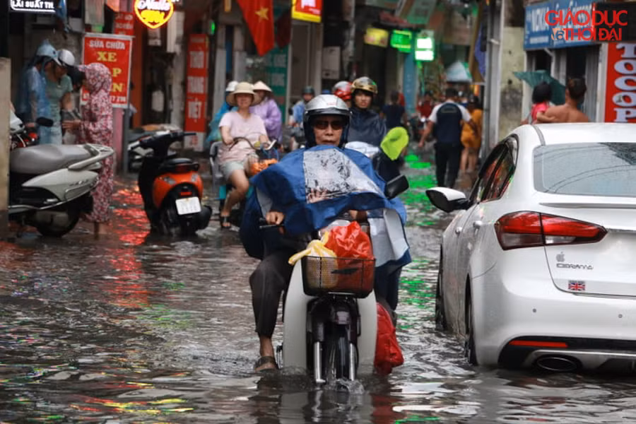 Mưa lớn và ngập đúng giờ tan tầm nên ảnh hưởng không nhỏ đến sinh hoạt của người dân