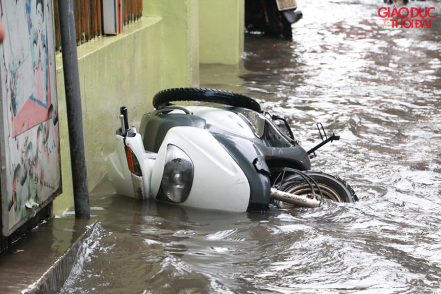 Nhiều phương tiện dựng bên ngoài, bị sóng nước do các phương tiện qua lại làm đổ