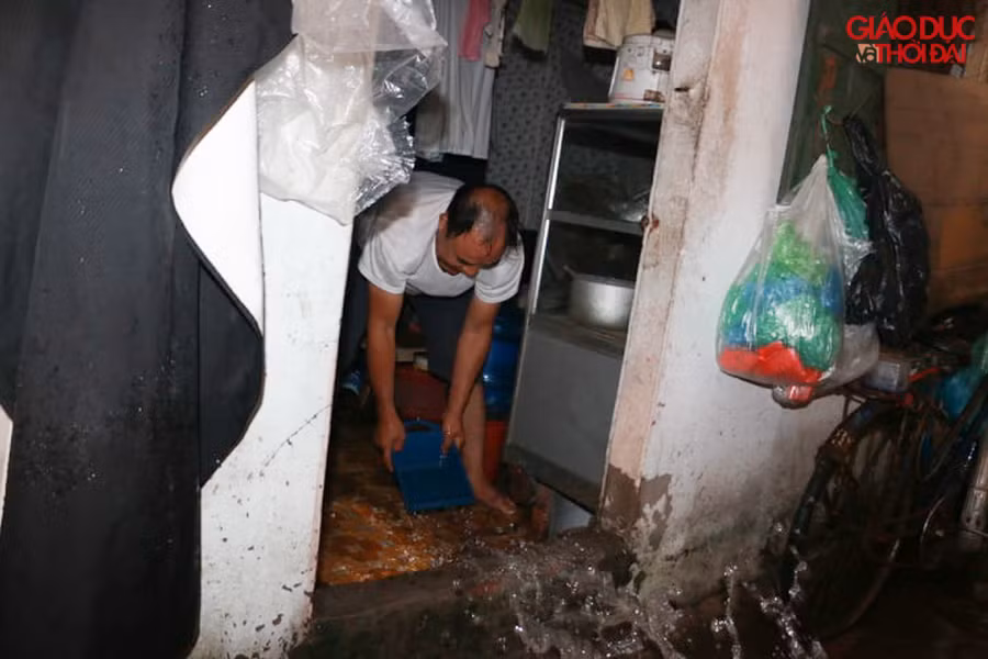 Tại phố Bùi Xương Trạch nhiều hộ dân cho dù đã xây bờ gạch ngay tại cửa, nhưng nước dâng lên cao, vẫn tràn vào trong nhà