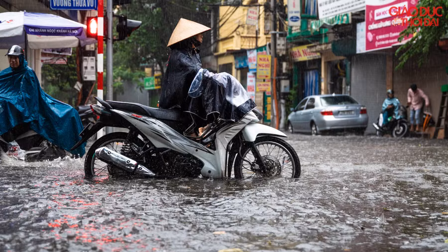 Không ngập 1 đoạn, mà cả tuyến phố Vương Thừa Vũ đều chìm trong nước, điểm sâu nhất là hơn 60cm