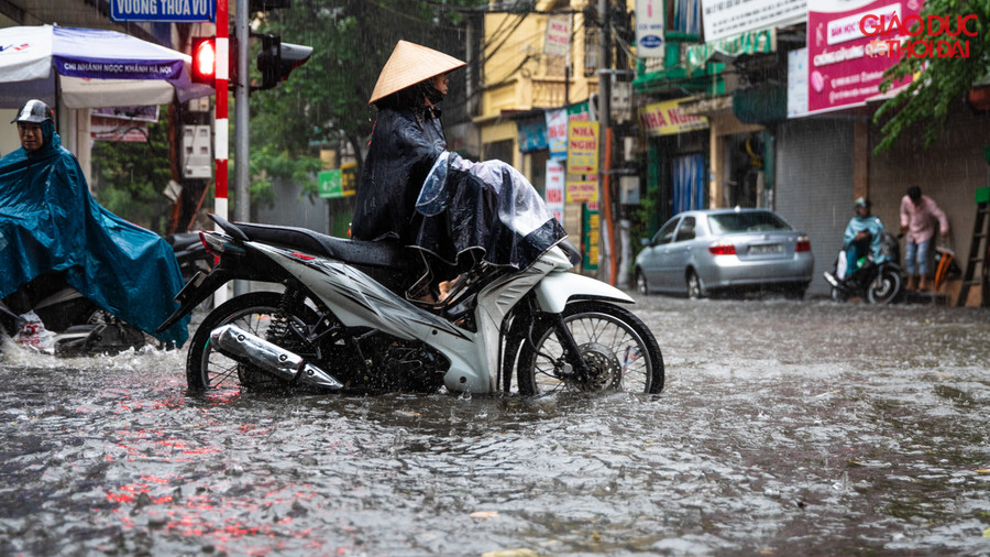 Không ngập 1 đoạn, mà cả tuyến phố Vương Thừa Vũ đều chìm trong nước, điểm sâu nhất là hơn 60cm