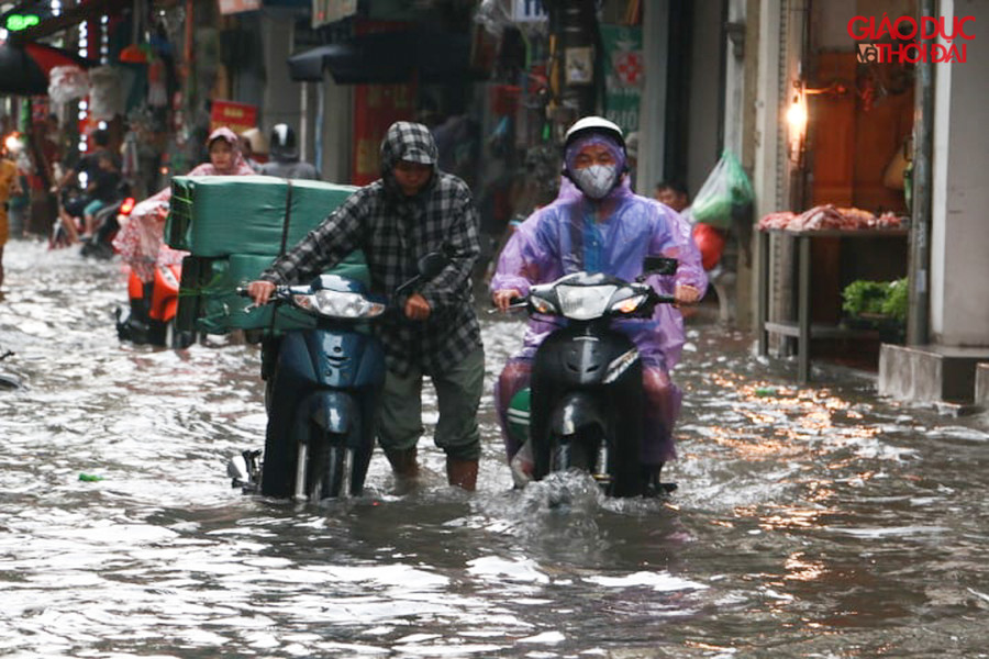 Tại phố Bùi Xương Trạch, chỉ sau 30p mưa lớn, nước đã dâng lên khoảng 40cm