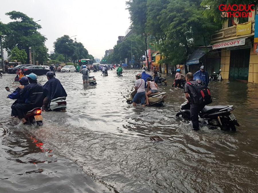 Tại phố Lê Trọng Tấn (Thanh Xuân, Hà Nội) nước có những điểm sâu đến 60cm, các phương tiện chết máy vì nước ngập rất nhiều