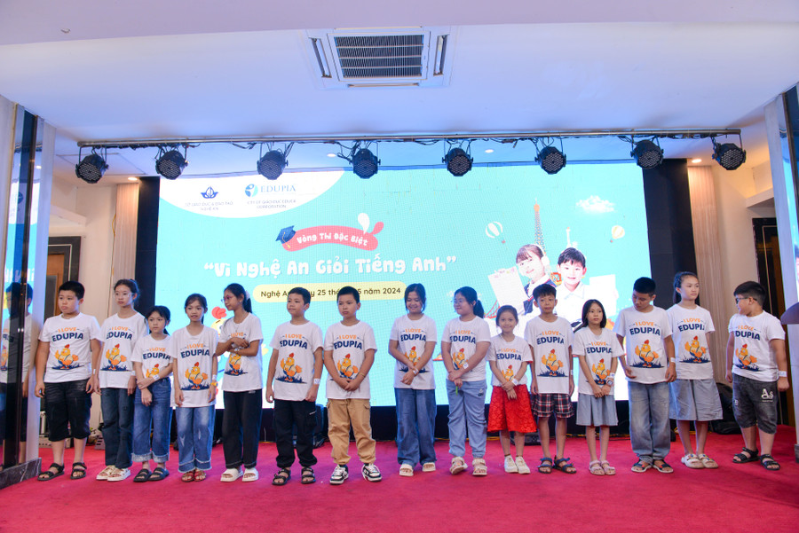 15 thí sinh có điểm cao nhất đã bước vào phần thi nói giao tiếp với giáo viên của Edupia. 15 thí sinh có điểm cao nhất đã bước vào phần thi nói giao tiếp với giáo viên của Edupia.