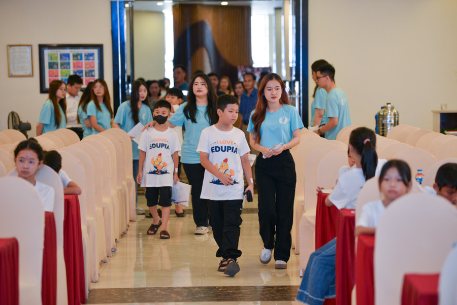 Các thí sinh theo số báo danh để vào bàn dự thi. Các thí sinh theo số báo danh để vào bàn dự thi.