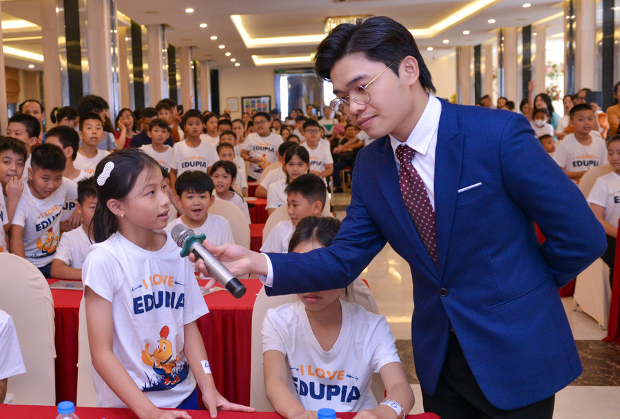 Những trò chơi bằng tiếng Anh được các thí sinh hào hứng tham gia. Những trò chơi bằng tiếng Anh được các thí sinh hào hứng tham gia.