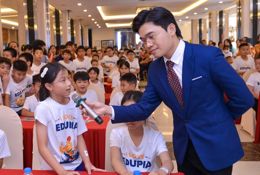 Những trò chơi bằng tiếng Anh được các thí sinh hào hứng tham gia.