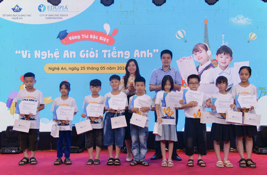 Các thí sinh nhận giấy chứng nhận của cuộc thi. Các thí sinh nhận giấy chứng nhận của cuộc thi.