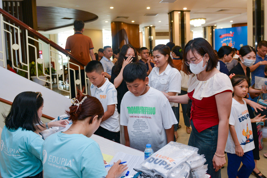 Phụ huynh đưa con em đến làm thủ tục dự thi. Phụ huynh đưa con em đến làm thủ tục dự thi.