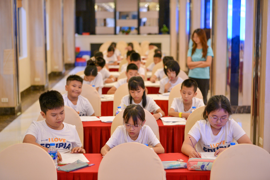 Các em trải qua các phần thi nghe, đọc, viết với kiến thức Tiếng Anh tiểu học kết hợp với kiến thức liên môn, kiến thức xã hội. Các em trải qua các phần thi nghe, đọc, viết với kiến thức Tiếng Anh tiểu học kết hợp với kiến thức liên môn, kiến thức xã hội.