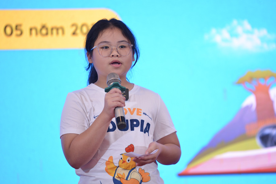 Các thí sinh tự tin thể hiện phần thi nói giao tiếp. Các thí sinh tự tin thể hiện phần thi nói giao tiếp.