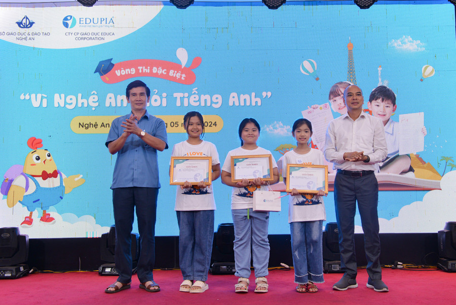 3 giải Nhất cho các em Hoàng Phương Linh, lớp 5A, TH Nghi Long; em Đậu Thị Tường Vy, lớp 4C, TH Yên Sơn và em Võ Anh Thư, lớp 5C, TH Thị trấn 1 Nam Đàn. 3 giải Nhất cho các em Hoàng Phương Linh, lớp 5A, TH Nghi Long; em Đậu Thị Tường Vy, lớp 4C, TH Yên Sơn và em Võ Anh Thư, lớp 5C, TH Thị trấn 1 Nam Đàn.