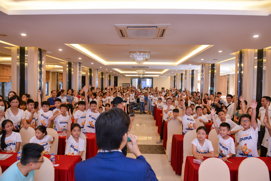 Ngoài phần thi các thí sinh còn được tham gia vào những trò chơi thú vị. Ngoài phần thi các thí sinh còn được tham gia vào những trò chơi thú vị.