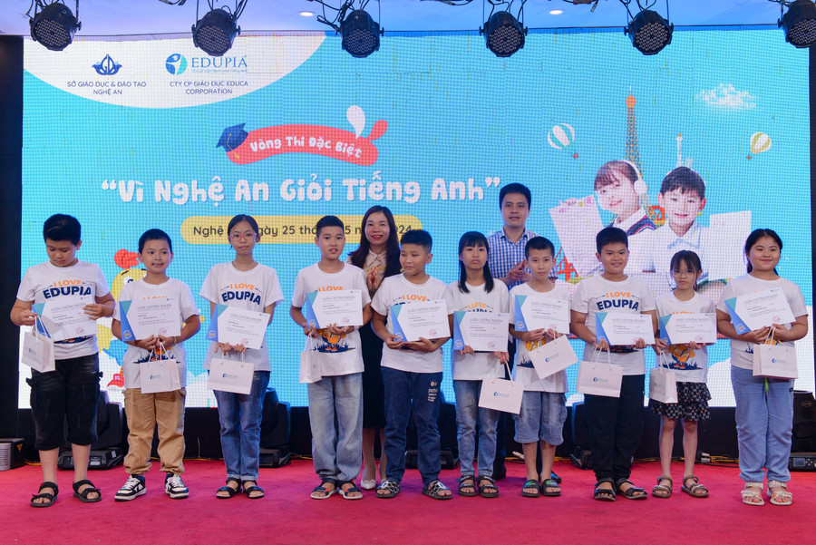 Các thí sinh nhận giấy chứng nhận của cuộc thi. Các thí sinh nhận giấy chứng nhận của cuộc thi.