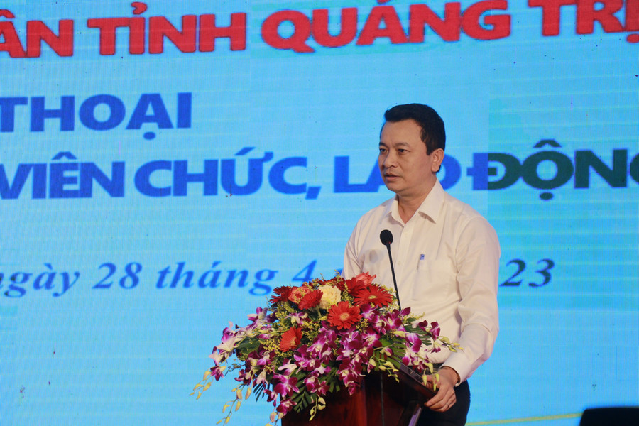 Phó giám đốc Sở GD&ĐT Quảng Trị Võ Văn Minh trao đổi tại buổi đối thoại. Phó giám đốc Sở GD&ĐT Quảng Trị Võ Văn Minh trao đổi tại buổi đối thoại.