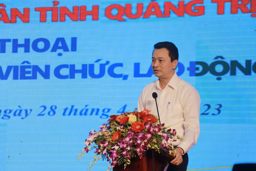 Phó giám đốc Sở GD&amp;ĐT Quảng Trị Võ Văn Minh trao đổi tại buổi đối thoại.