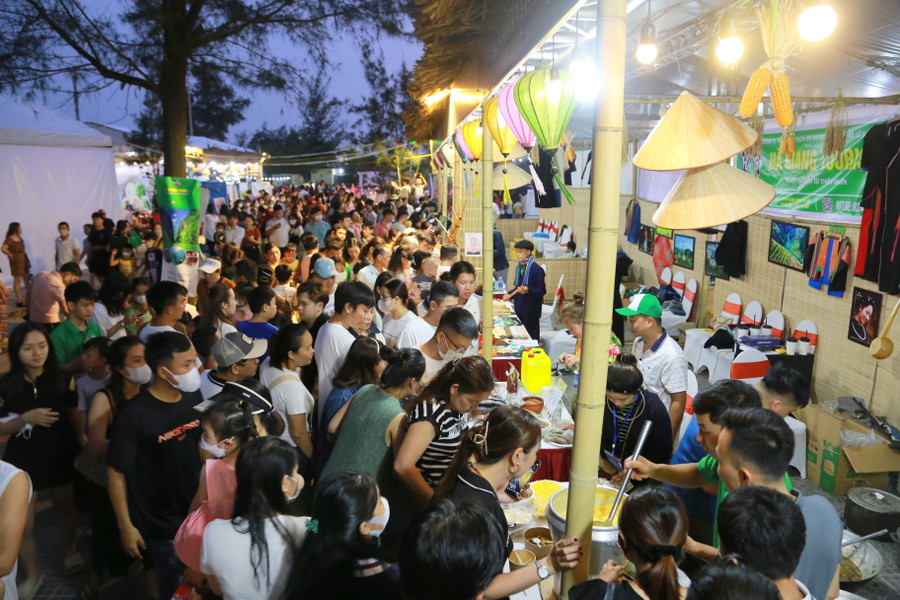 Rất đông người dân tham quan, thưởng thức ẩm thực 3 miền. Rất đông người dân tham quan, thưởng thức ẩm thực 3 miền.