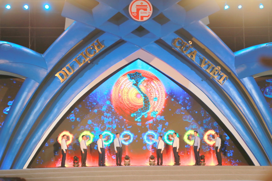 Lãnh đạo Bộ VH-TT&DL và tỉnh Quảng Trị khai mạc lễ hội. Lãnh đạo Bộ VH-TT&DL và tỉnh Quảng Trị khai mạc lễ hội.