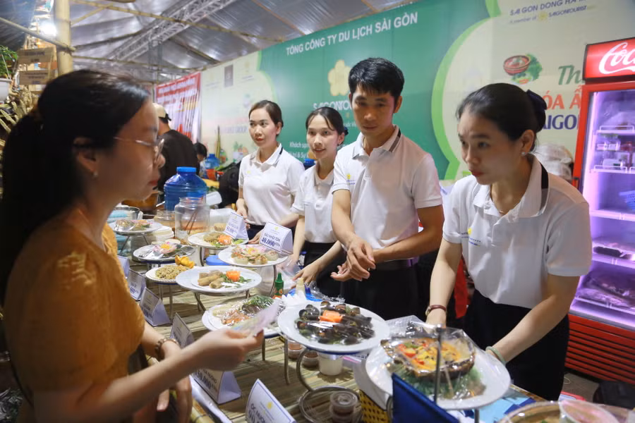 Gian hàng giới thiệu đặc trưng ẩm thực Quảng Trị. Gian hàng giới thiệu đặc trưng ẩm thực Quảng Trị.