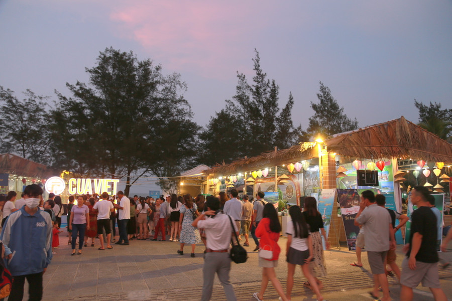 Lần đầu tiên, Cửa Việt được tổ chức một sự kiện du lịch quy mô. Lần đầu tiên, Cửa Việt được tổ chức một sự kiện du lịch quy mô.