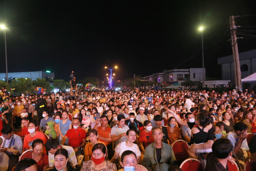 Hàng nghìn người dân tham gia Lễ hội Văn hóa - Ẩm thực Việt Nam. Hàng nghìn người dân tham gia Lễ hội Văn hóa - Ẩm thực Việt Nam.