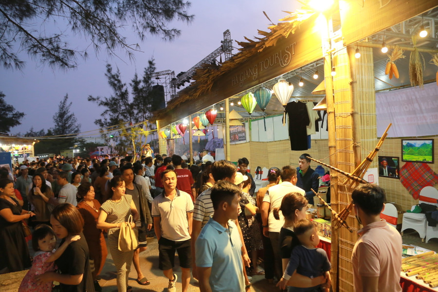 Ngoài giới thiệu về ẩm thực, những nét văn hóa đặc sắc của các địa phương cũng được giới thiệu. Ngoài giới thiệu về ẩm thực, những nét văn hóa đặc sắc của các địa phương cũng được giới thiệu.