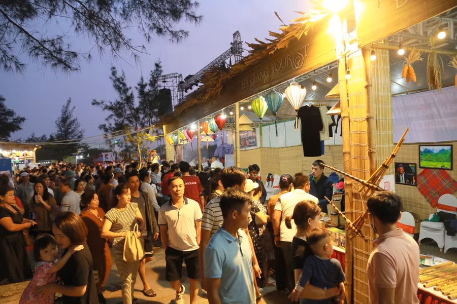 Ngoài giới thiệu về ẩm thực, những nét văn hóa đặc sắc của các địa phương cũng được giới thiệu. Ngoài giới thiệu về ẩm thực, những nét văn hóa đặc sắc của các địa phương cũng được giới thiệu.