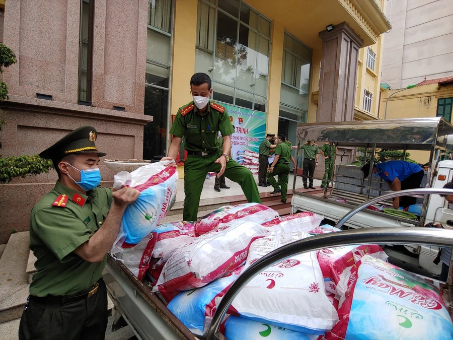 Tuổi trẻ Công an Thủ đô hỗ trợ 1.000 lao động ngoại tỉnh bị mắc kẹt tại Hà Nội do Covid-19.