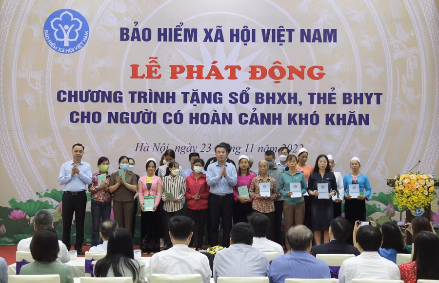 Tổng Giám đốc Nguyễn Thế Mạnh và Phó Chủ tịch chuyên trách Hội đồng quản lý BHXH Nguyễn Văn Cường trao tặng sổ BHXH và thẻ BHYT cho người dân có hoàn cảnh khó khăn tại điểm cầu BHXH Việt Nam.