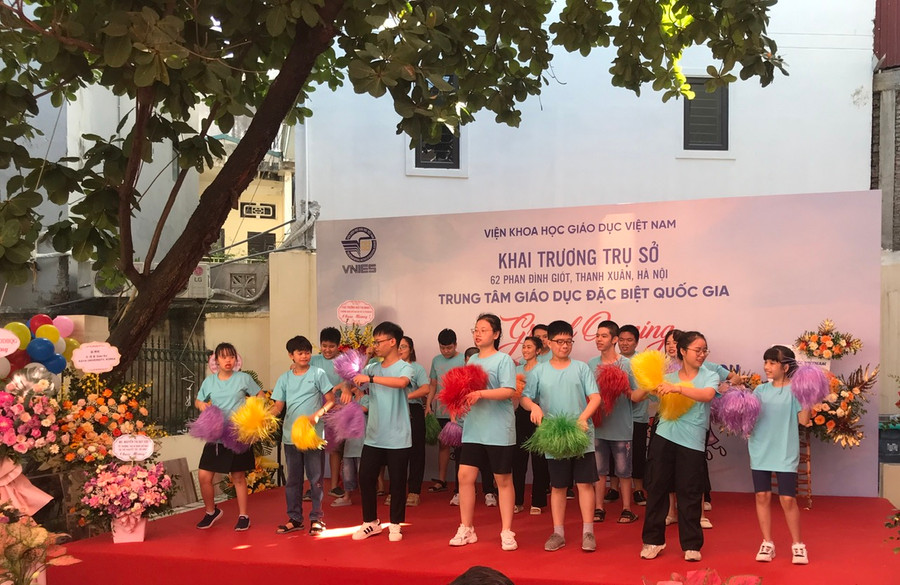 Chương trình văn nghệ chào mừng của các học sinh khuyết tật của trung tâm.