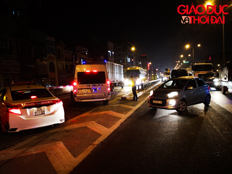 Do không thể di chuyển được nên nhiều phương tiện đã phải quay đầu đi ngược chiều tại đường trên cao để thoát xuống Nguyễn Xiển