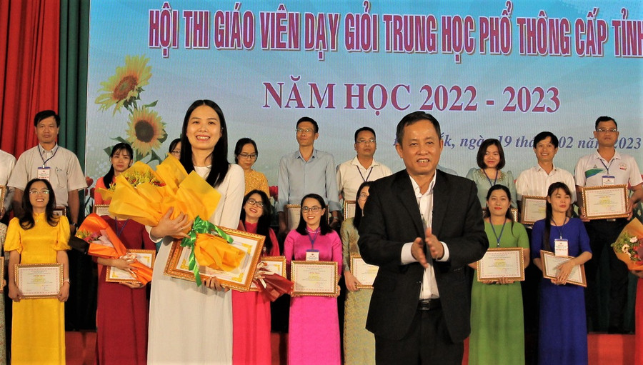 Phó Giám đốc Sở GD&ĐT Đỗ Tường Hiệp trao giải Nhất cho giáo viên dự thi ở bộ môn Vật lý. Phó Giám đốc Sở GD&ĐT Đỗ Tường Hiệp trao giải Nhất cho giáo viên dự thi ở bộ môn Vật lý.