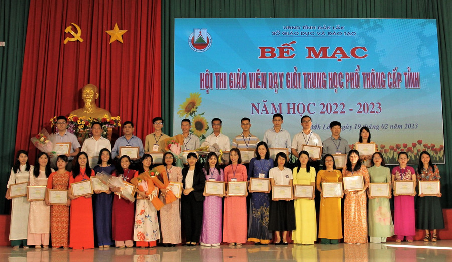 Đắk Lắk công nhận 273 giáo viên THPT dạy giỏi cấp tỉnh. Đắk Lắk công nhận 273 giáo viên THPT dạy giỏi cấp tỉnh.