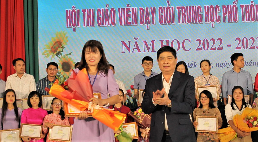 Giám đốc Sở GD&ĐT Phạm Đăng Khoa trao giải Nhất cho giáo viên dự thi ở bộ môn Toán. Giám đốc Sở GD&ĐT Phạm Đăng Khoa trao giải Nhất cho giáo viên dự thi ở bộ môn Toán.