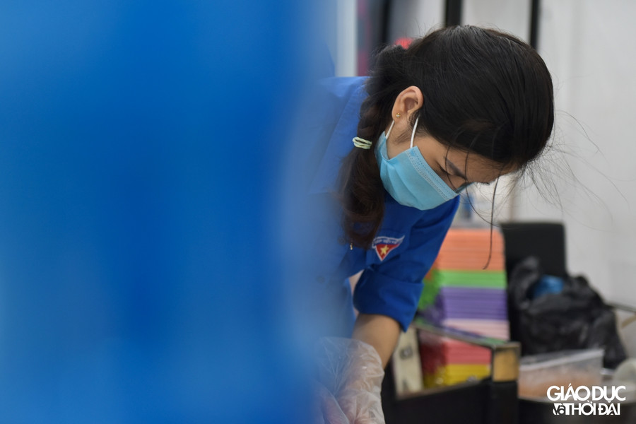 Tranh thủ buổi sáng sớm để làm đồ uống, đây cũng chính là thời gian trước khi các bạn thanh niên tình nguyện ra các chốt kiểm dịch để làm công việc được giao.