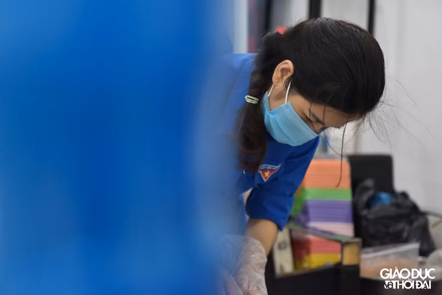 Tranh thủ buổi sáng sớm để làm đồ uống, đây cũng chính là thời gian trước khi các bạn thanh niên tình nguyện ra các chốt kiểm dịch để làm công việc được giao.