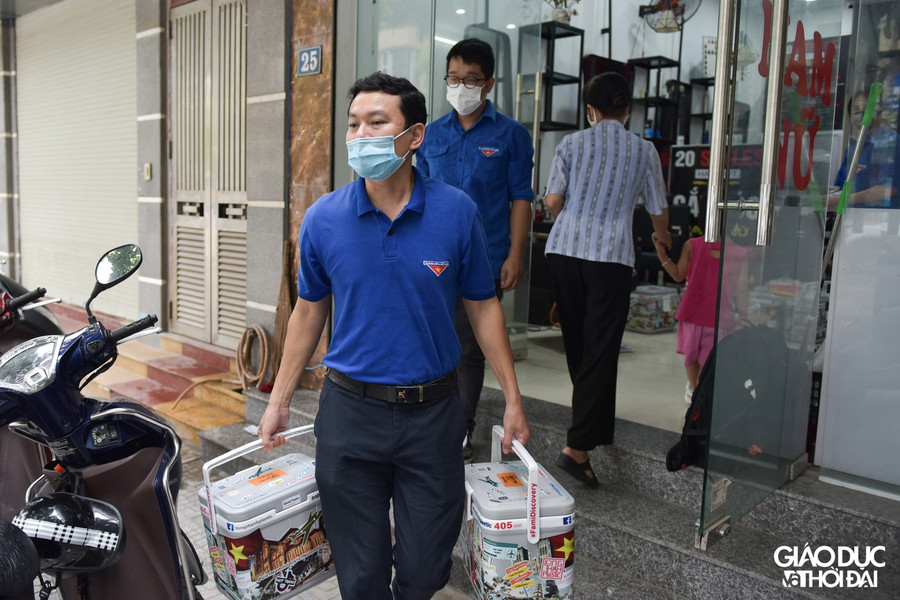 Ngay sau khi xếp vào thùng xong, đồ uống sẽ được đội thanh niên tình nguyện chuyển ra các điểm chốt phòng, chống dịch trên địa bàn phường.