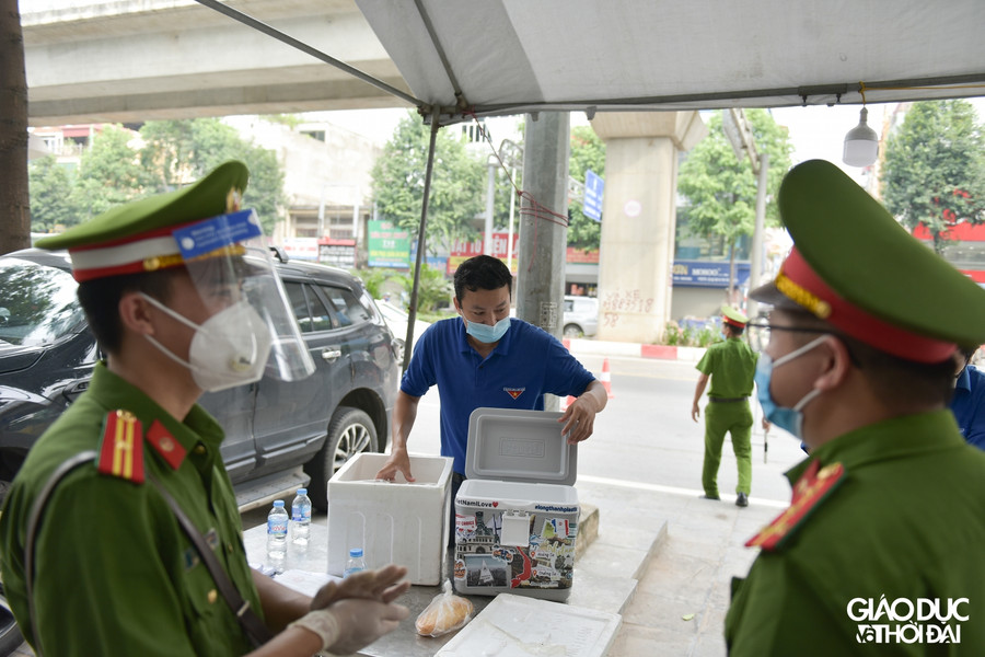 Những đồ uống được chính tay các bạn đoàn viên, thanh niên làm để vừa động viên tinh thần, vừa tiếp thêm năng lượng cho các lực lượng chốt trực.