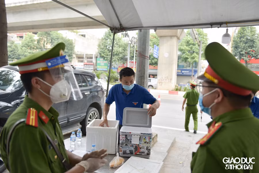 Những đồ uống được chính tay các bạn đoàn viên, thanh niên làm để vừa động viên tinh thần, vừa tiếp thêm năng lượng cho các lực lượng chốt trực.