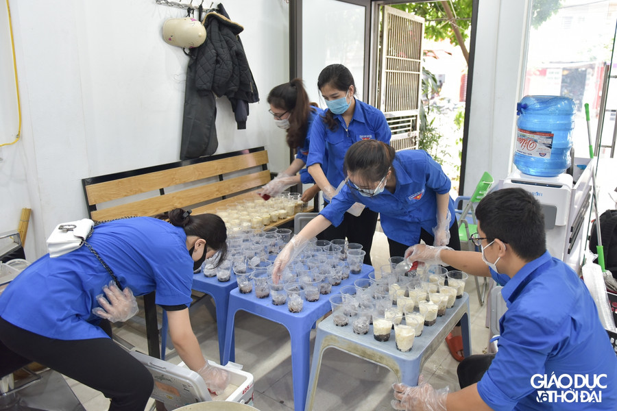 Hàng trăm suất đồ uống mỗi ngày tiếp sức cho lực lượng chốt kiểm soát dịch ảnh 1