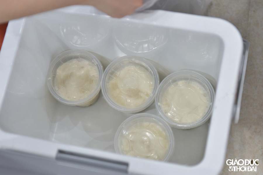 Những cốc tào phớ sẽ được để trong những chiếc thùng nhựa để tránh xô lệch, đổ.