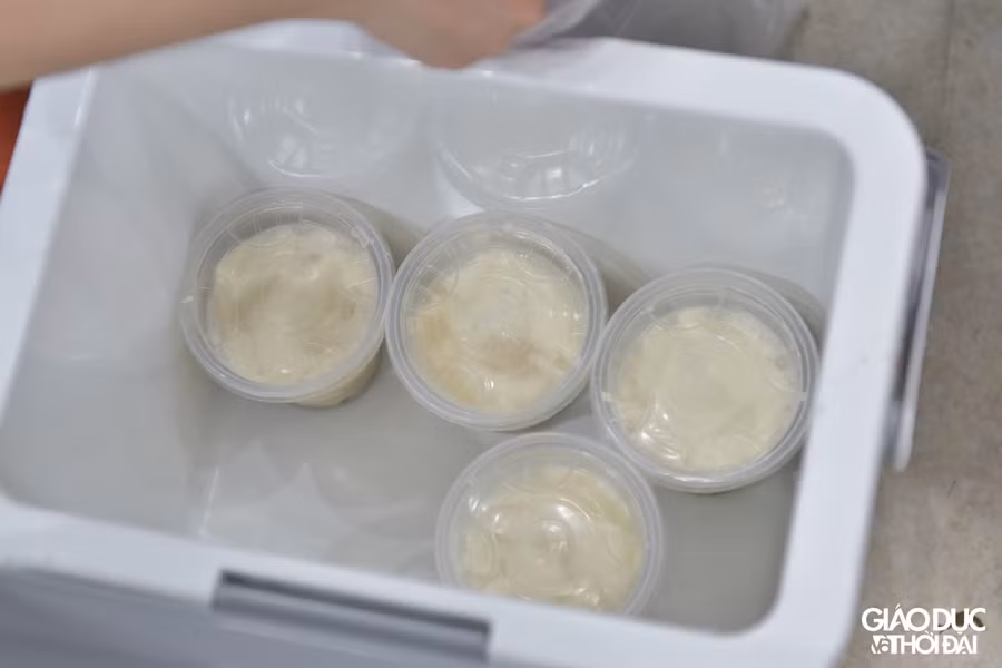 Những cốc tào phớ sẽ được để trong những chiếc thùng nhựa để tránh xô lệch, đổ.