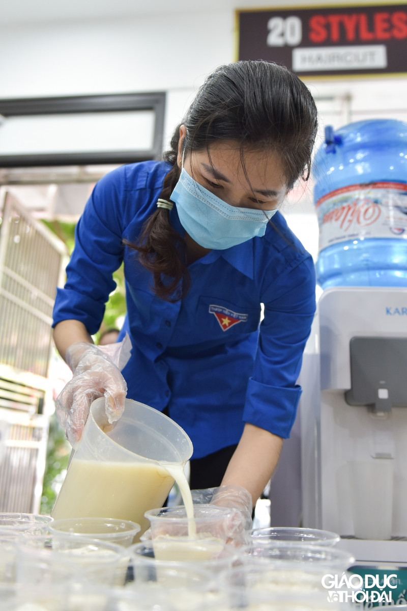 Rất nhanh hàng trăm cốc tào phớ đã được chuẩn bị xong sẵn sàng để gửi ra các điểm chốt phòng, chống dịch.